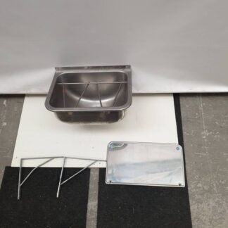 Utslagsback med separat stänkplåt och stark upphängning